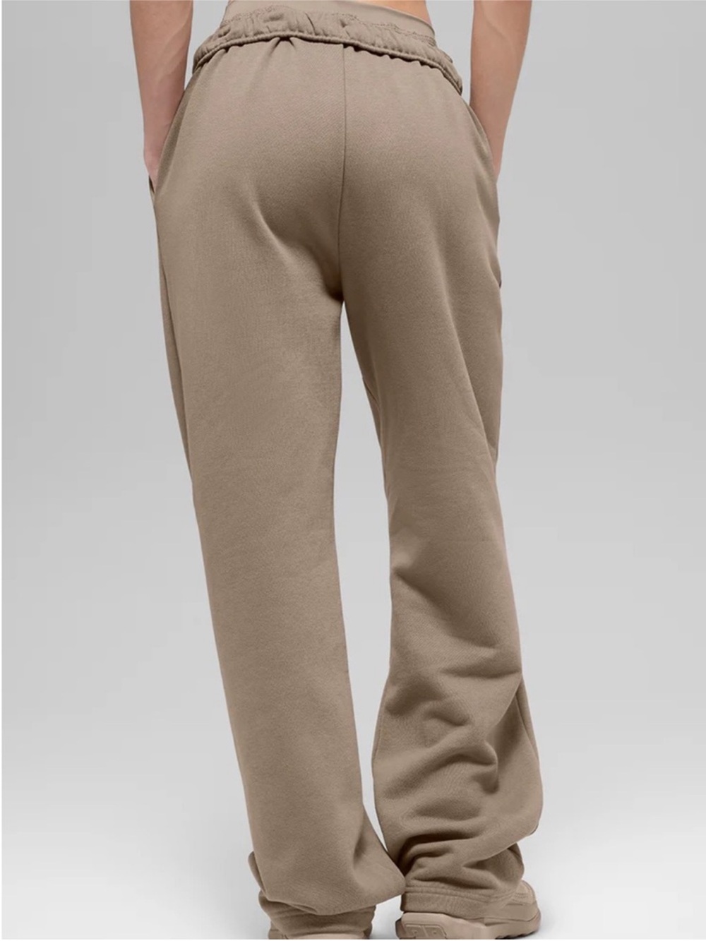 Alo yoga accolade sweatpants in gravel Relaxed Drawstring Sweatpants in Taupe - Picture 2 of 3